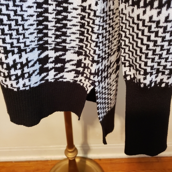 Soho NY and Company houndstooth tunic length open shoulder turtleneck top - Picture 4 of 6